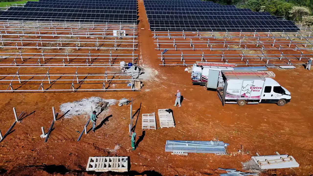 Vista aérea de usina solar fotovoltaica da Energy em Santa Catarina